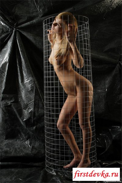 Маленькую, голую девочку украли злые дядьки.