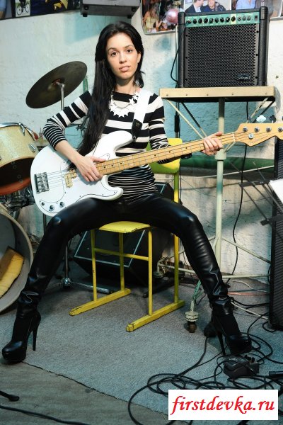 Мокреет когда ее тело целиком пробирает глубокий бас