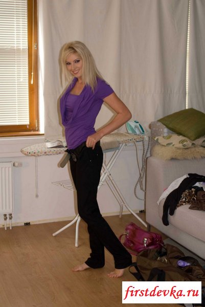 Так возбудила камера что недолго думая она начала раздеваться