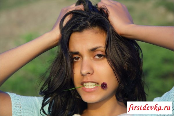 Раздетая мулатка показывает ножки