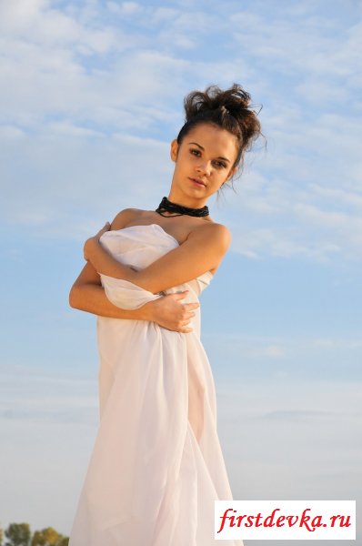 Раздетая и сексуальная красоточка