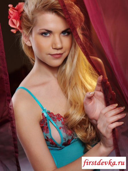 Обнаженка совершеннолетней девушки