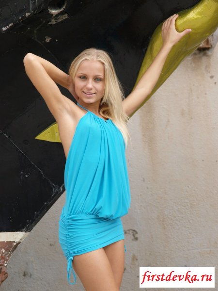 Голая и сексуальная блондинка нежится