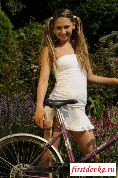 Голенькая молоденьая на велосипеде