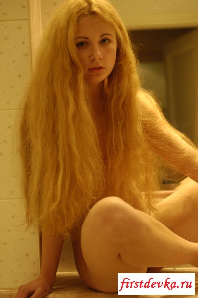 Раздетая девка мочит киску