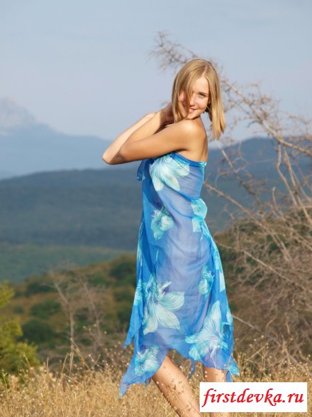 Голая маленькая крошка