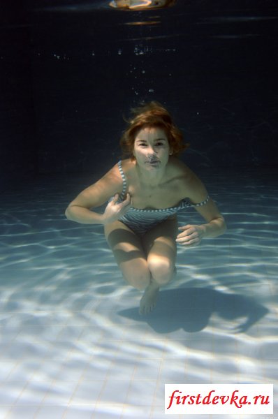 Раздевается прямо под водой