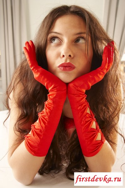 Раздетая девка с шампанским