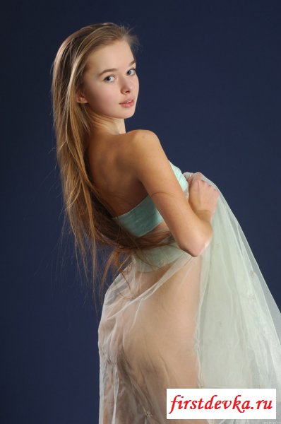 Сексуальная крошка совершенно голая