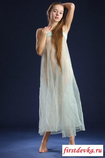 Сексуальная крошка совершенно голая