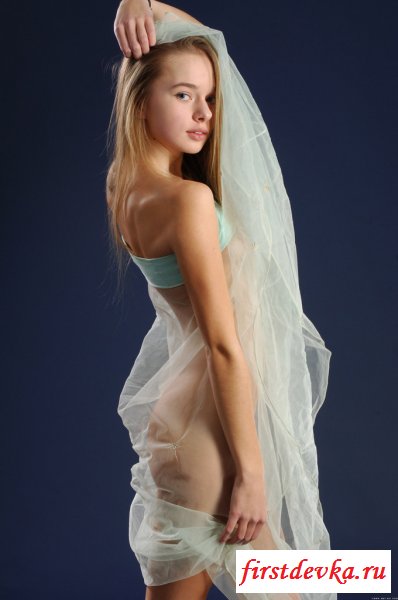 Сексуальная крошка совершенно голая