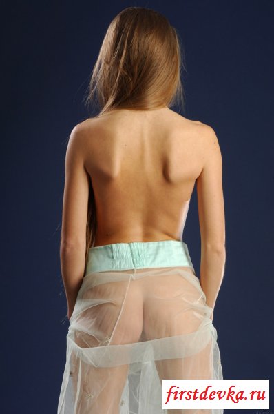 Сексуальная крошка совершенно голая