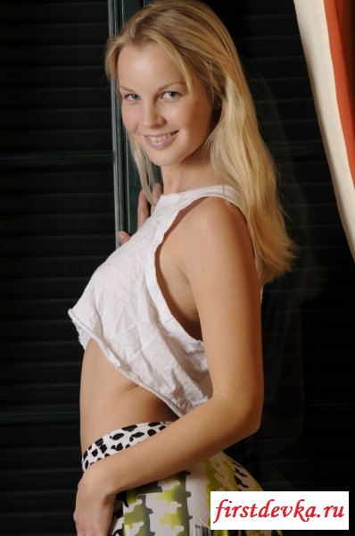 Очаровательная блондинка в юбке