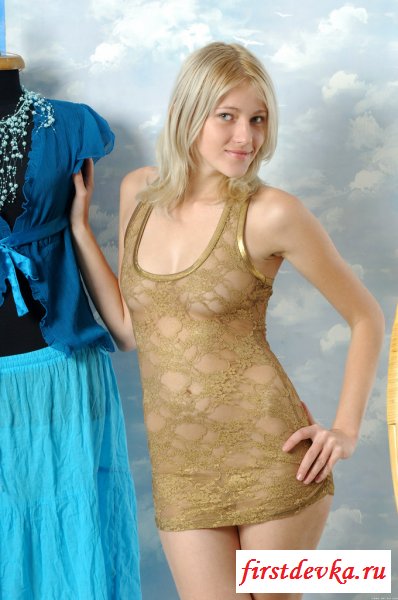 Красивая девка раздевается в дома