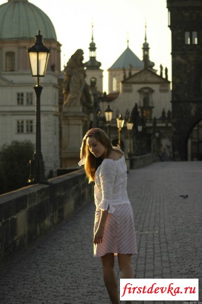 Малышка обнажается на улице