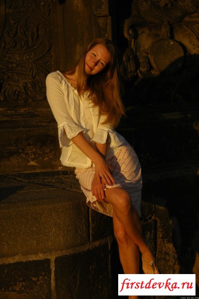 Малышка обнажается на улице