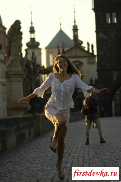 Малышка обнажается на улице