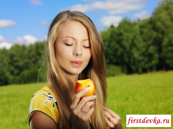 На пикнике девка раздевается