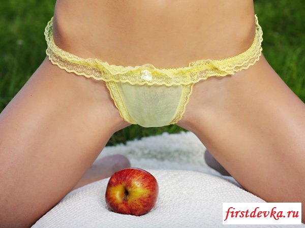 На пикнике девка раздевается