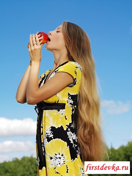 На пикнике девка раздевается