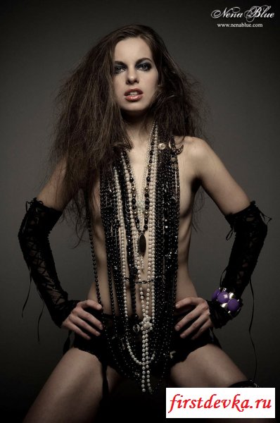 Голая девка с красивыми волосами