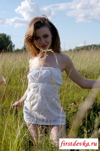 Эротическая фотосессия на природе.