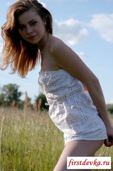 Эротическая фотосессия на природе.