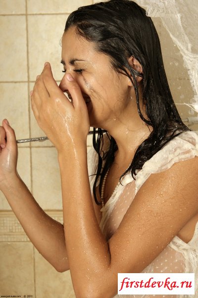 Сексопильная брюнетка в душе.