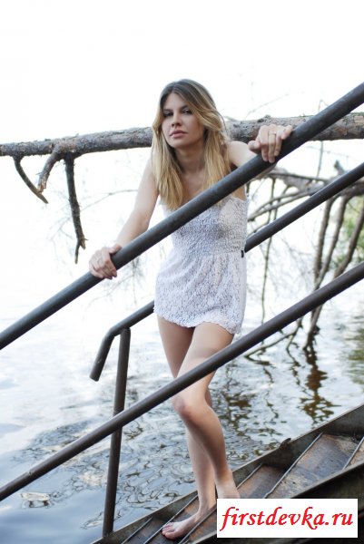 Девица на фоне речки.