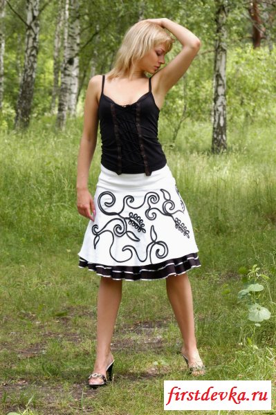 Деваха в берёзовой роще.