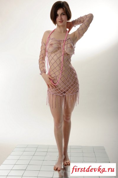 Деваха с большими сиськами.