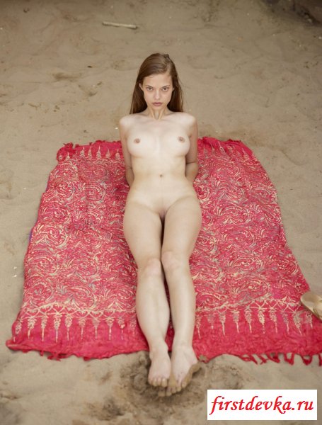 Голая малышка на песчаном берегу