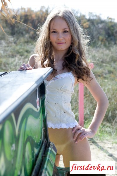 Красивенькая совершеннолетняя соблазнительница раздвигает ножки