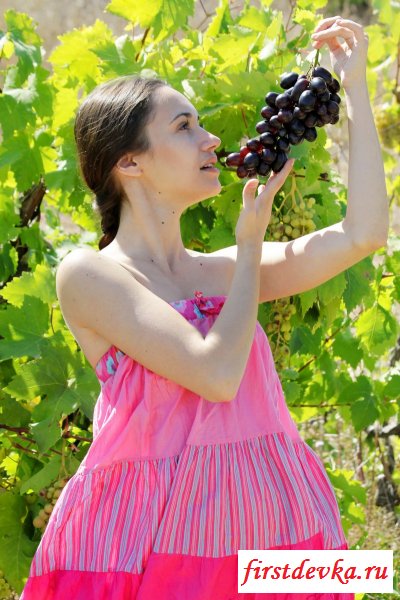 Эротичная девка показывает свой лобок