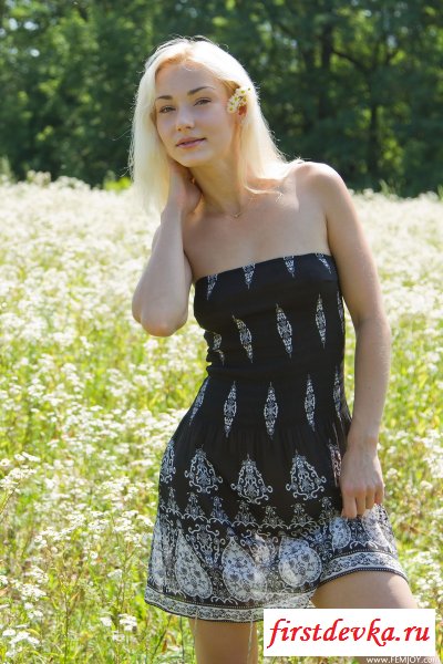 Шикарная блондинка в деревне