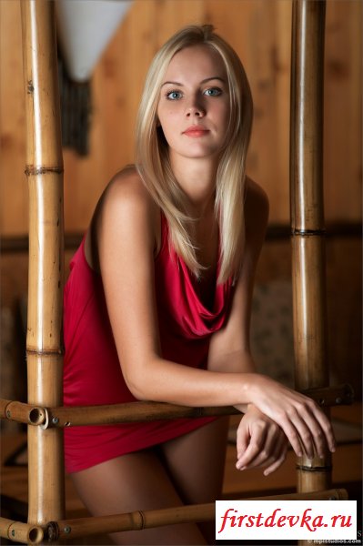 Тёлочка позирует в красном платье.