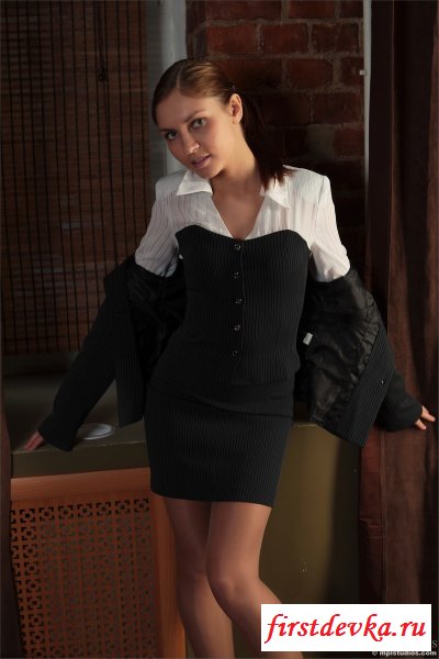 Строгая леди снимает офисный прикид.