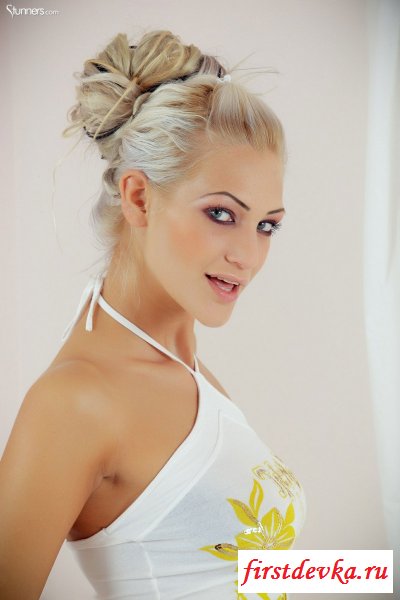 Красивая блондинка мокнет под водой.