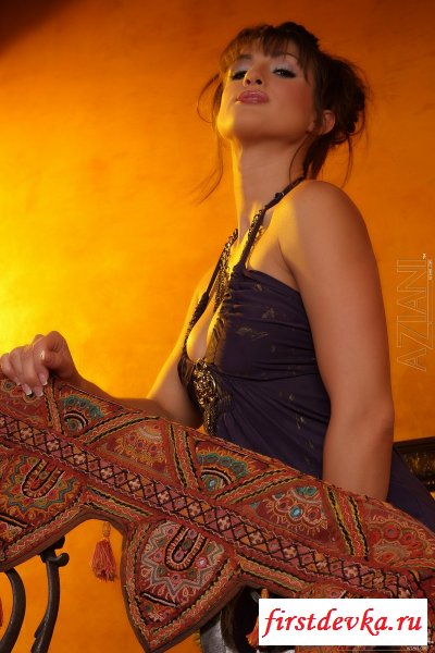 Сексопильная деваха в домашней обстановке.