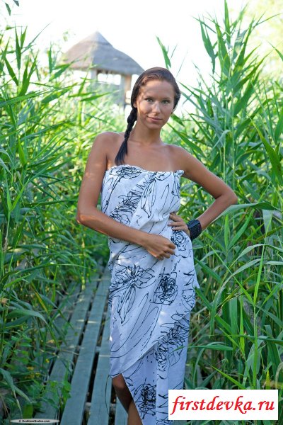 Девочка соблазняет на деревянном мосту.