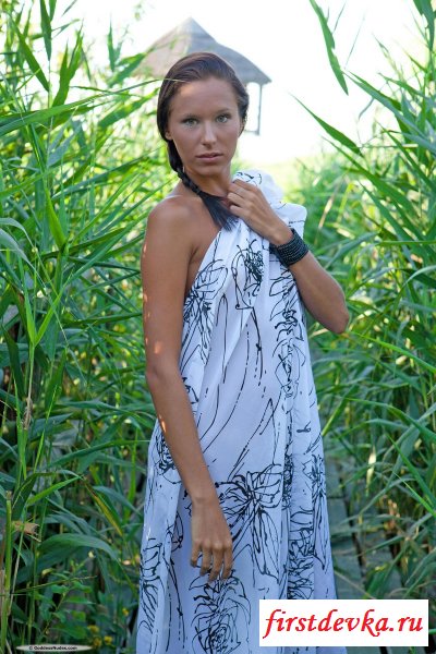 Девочка соблазняет на деревянном мосту.