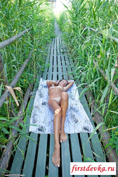 Девочка соблазняет на деревянном мосту.