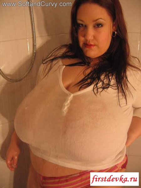 Толстая позирует в душе