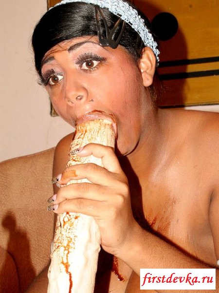 Латинка лижет шоколад