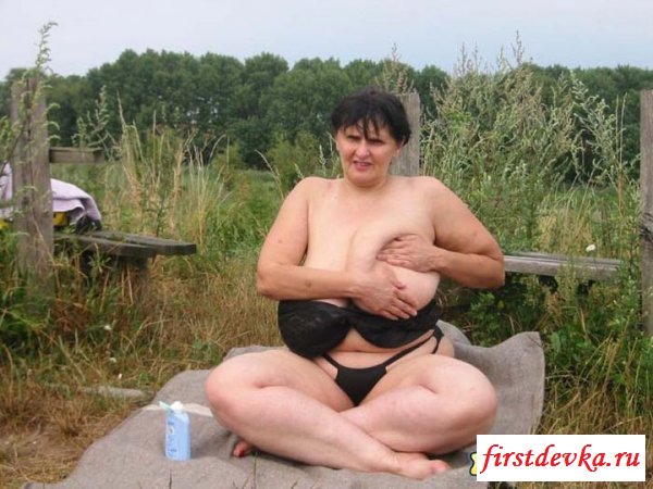 Жирная старуха сняла лифчик