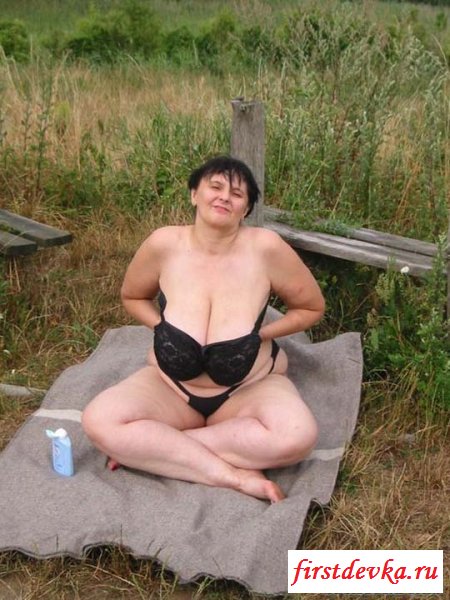 Жирная старуха сняла лифчик
