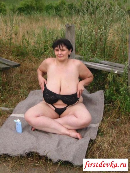 Жирная старуха сняла лифчик
