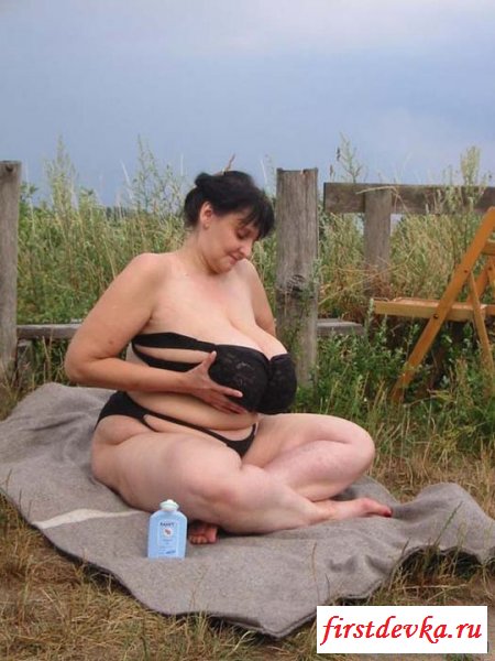 Жирная старуха сняла лифчик