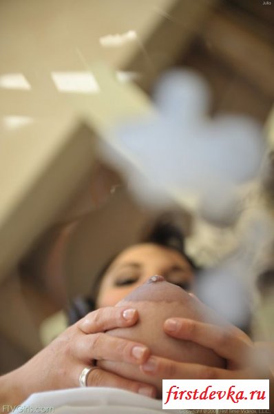 Беременная трогает соски