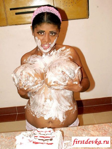Бразильянка обмазала голое тело тортом